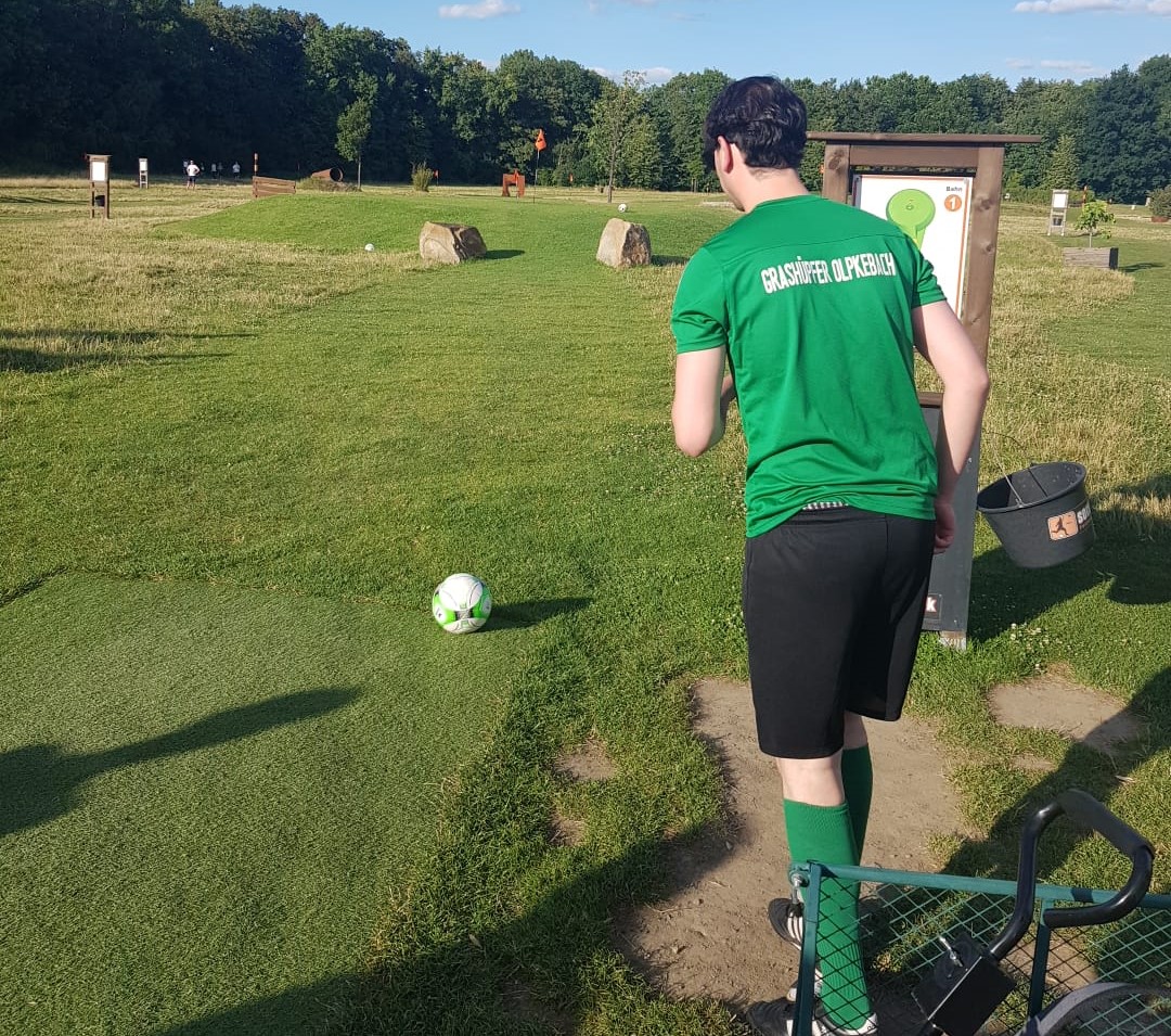 ein Grashüpfer-Spieler beim Fußballgolf